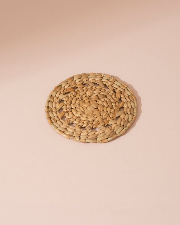 Natural light beige straw woven oval coaster from Kouna Grass set of 6
